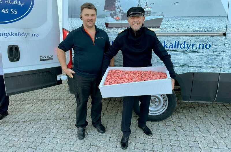 Die „Grand Lady“ in Tromsø/​Norwegen. Pier: Kapitän Morten Hansen hat Shrimps bestellt. Der Lieferant ist auch ein Freund von ihm. Die Shrimps wurden letzte Nacht aus dem Wasser geholt, am Abend soll es Shrimps für die ganze Besatzung geben. – Bild: BR/​Bewegte Zeiten Filmproduktion GmbH/​Gerrit Mannes