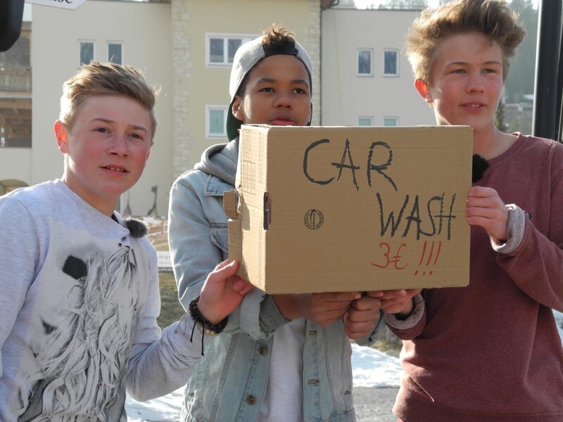 Tom, Joel und Felix sammeln Geld für ihr soziales Projekt. – Bild: ZDF/​E+U TV