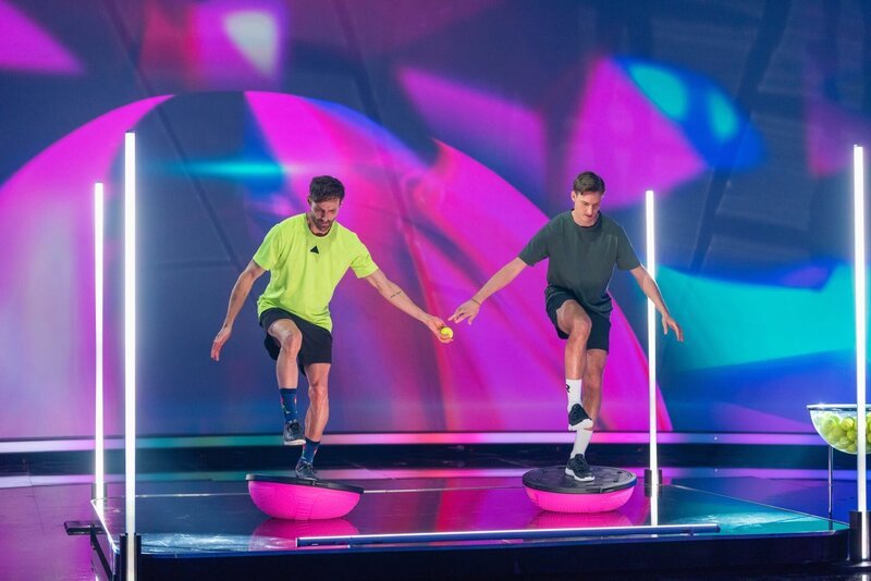 v.li.: Sven Hannawald, Gregor Schlierenzauer. – Bild: NDR /​ ORF /​ Thorsten Jander