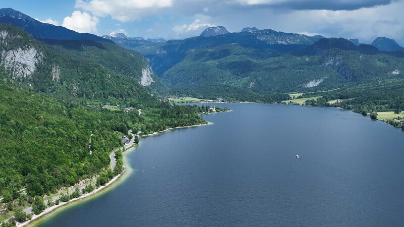 Landschaftsbild des Grundlsees – Bild: ServusTV /​ RANfilm
