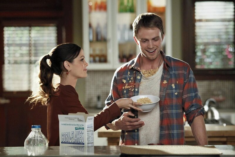 Nachdem Wade (Wilson Bethel, r.) mehr oder weniger Schuld an der Trennung von Judson und Zoe (Rachel Bilson, l.) ist, herrscht zwischen ihm und Zoe ein eiskaltes Verhältnis … – Bild: Warner Bros. Lizenzbild frei