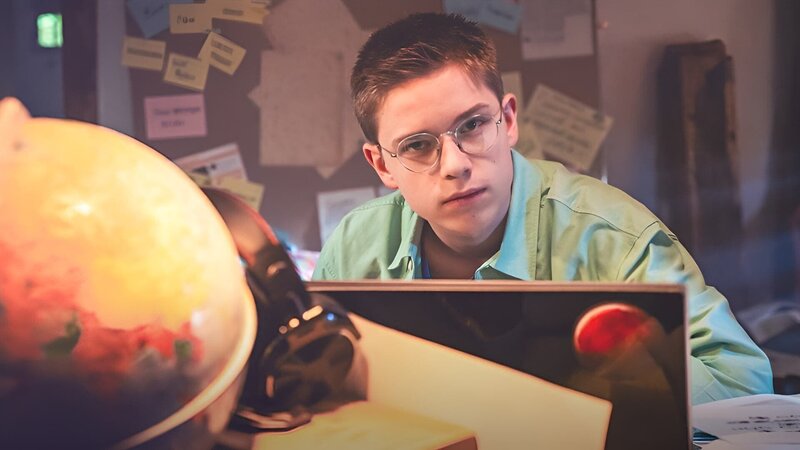 Joshua (Georg Trappe) will den Code in Maxis Tagebuch unbedingt knacken, um endlich hinter das Geheimnis in dem Tagebuch ihrer Großmutter zu kommen. Mit KI kommt er jedoch nicht weiter. – Bild: mdr/​Saxonia Media/​Thomas Dietze