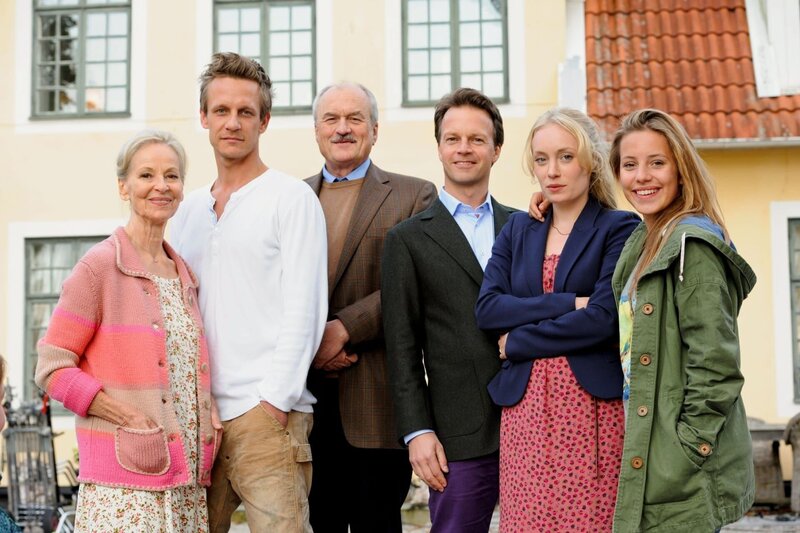 Gerlinde Locker (Maria Mansfeld), Mike Hoffmann (Stellan Mansfeld), Dietrich Mattausch (Gustaf Hagen), Michael Härle (Jens Hagen), Katharina Heyer (Clara Stellingsbosch), Sarah Beck (Natalie Stellingbosch). – Bild: port.hu