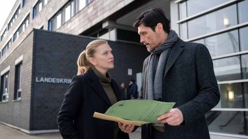Helen Dorn (Anna Loos) und Nedjo Kristic (Stipe Erceg) sprechen über den Fall. – Bild: Georges Pauly /​ ZDF