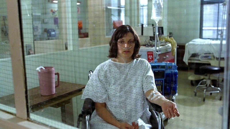 Janine Wilson (Phoebe Jonas) wirft dem Laboranten Blanchard vor, ihr SARS-Viren injiziert zu haben. – Bild: RTL