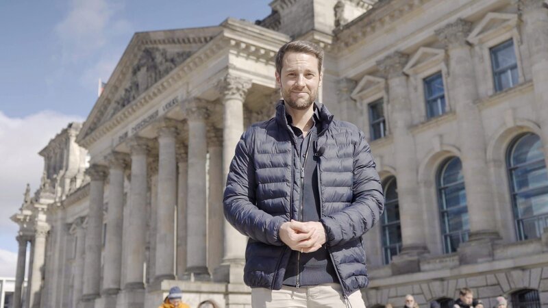 Was wissen die Deutschen über die Geschichte ihrer Demokratie? Mirko Drotschmann macht in „Terra X History“ den Test. – Bild: ZDF und Markus Maiwald