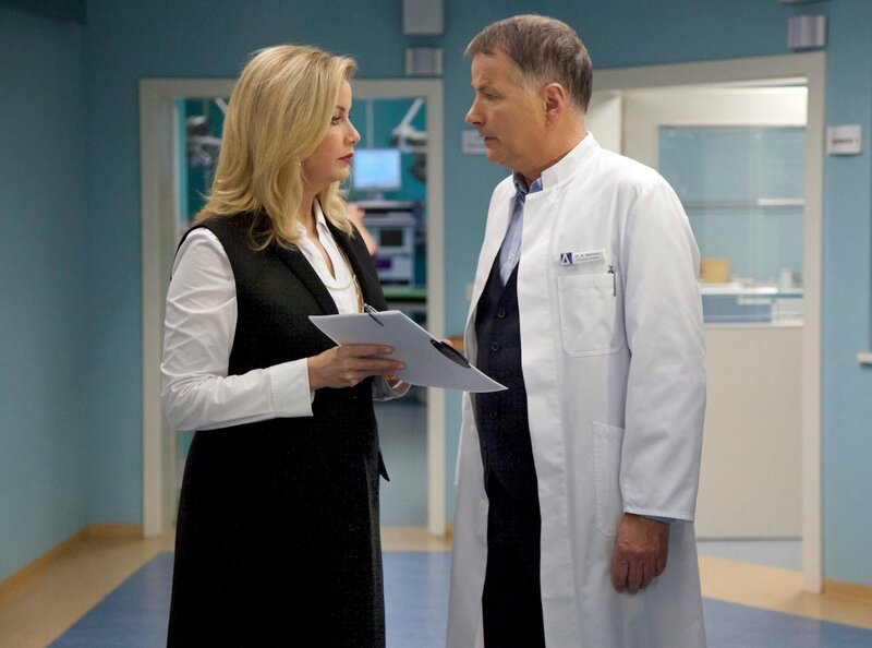 ARD/​MDR IN ALLER FREUNDSCHAFT – FOLGE 676, „Fehldiagnose“, am Dienstag (17.02.15) um 21:00 Uhr im ERSTEN. Sarah Marquardt (Alexa Maria Surholt) hat Dr. Brentano einen Fall entzogen. Als Sarah Roland eine Abmahnung für Brentano unterschreiben lassen will, weigert er sich und lässt die neue Klinikleiterin einfach stehen. – Bild: MDR/​MDR/​Wernicke