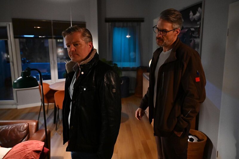 Ingo (André Dietz, l.) ist froh, in seiner Enttäuschung über Jenny nicht allein zu sein. Rechts Henning (Stefan Bockelmann) – Bild: RTL /​ Julia Feldhagen /​ Verlogene Verlobung