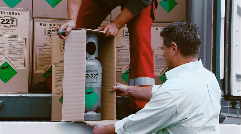 PHOENIX ECO CRIMES, „Verbrechen gegen die Natur“, am Montag um 21:00 Uhr. Eine Zollkontrolle im Zollamt Frankfurt am Main. Der Beamte kann nur die Papiere prüfen ? aber nicht, was in den Gaskartuschen ist. – Bild: WDR/​Längengrad Filmproduktion