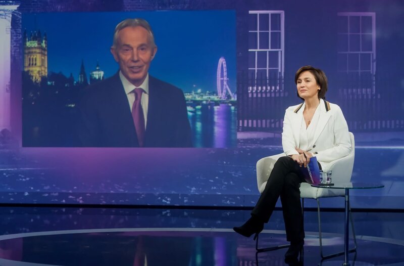 Zu Gast bei Moderatorin Sandra Maischberger (r): Tony Blair (ehemaliger britischer Premierminister). – Bild: WDR/​Oliver Ziebe