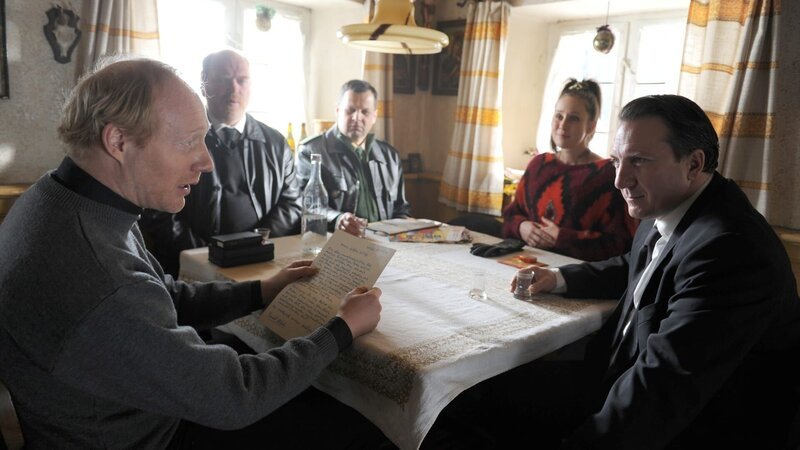 Otmar (Simon Schwarz, li.) verliest Joes Testament. Herbert (Robert Palfrader, re.) und Wiebke (Marlene Morreis) machen sich Hoffnung auf die Erbschaft. Rudi (Gerhard Wittmann) und Charly (Ferdinand Dörfler) halten sich zurück. – Bild: port.hu Otmar (Simon Schwarz, li.) verliest Joes Testament. Herbert (Robert Palfrader, re.) und Wiebke (Marlene Morreis) machen sich Hoffnung auf die Erbschaft. Rudi (Gerhard Wittmann) und Charly (Ferdinand Dörfler) halten sich zurück. – Bild: port.hu