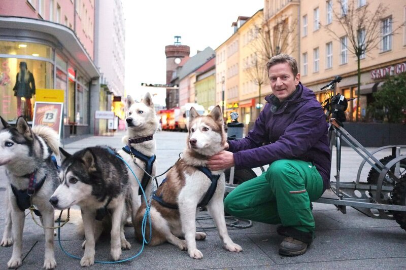 rbb Fernsehen KESSLERS EXPEDITION, „So weit die Huskys laufen, Folge 2“, am Freitag um 20:15 Uhr. „Kesslers Expedition“ geht ins Finale. In der vierten und letzten Etappe besucht Michael Kessler mit seinen Begleitern die Cottuser Innenstadt. – Bild: rbb/​Peter Scholl
