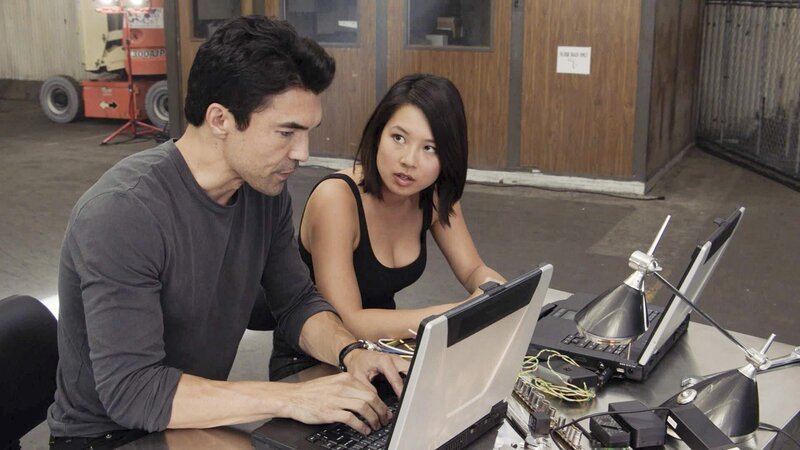 Adam (Ian Anthony Dale, l.) schickt Jessie (Christine Ko, r.) in eine gefährliche Situation, was desaströse Konsequenzen hat … – Bild: PLURIMEDIA (CBS Broadcasting Inc.)