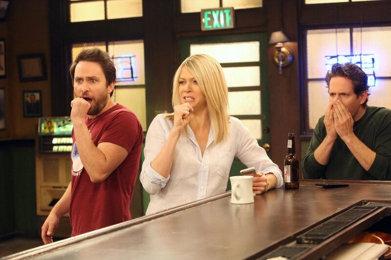 (v.l.n.r.) Charlie Kelly (Charlie Day); Dee Reynolds (Kaitlin Olson); Dennis Reynolds (Glenn Howerton) – Bild: Bluebush Productions, LLC