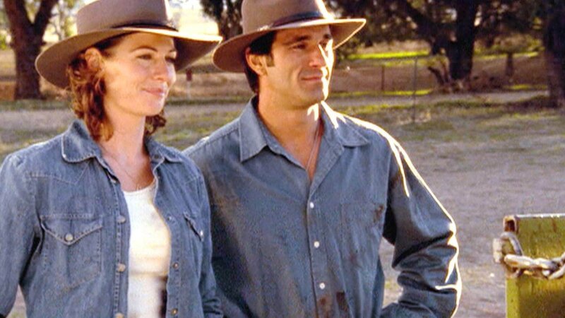 Claire (Lisa Chappell) und Vince (Peter Stefanov) streiten sich ständig. Sind amouröse Gefühle im Spiel? – Bild: TVNOW