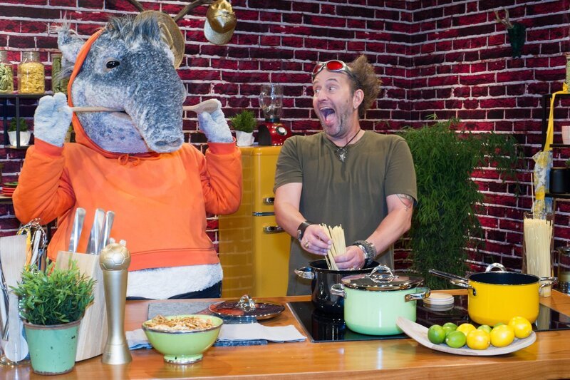 TanzTapir ist hungrig. Wann hat Tom endlich das Essen fertig. – Bild: KiKA/​MingaMedia/​Ron Bergmann