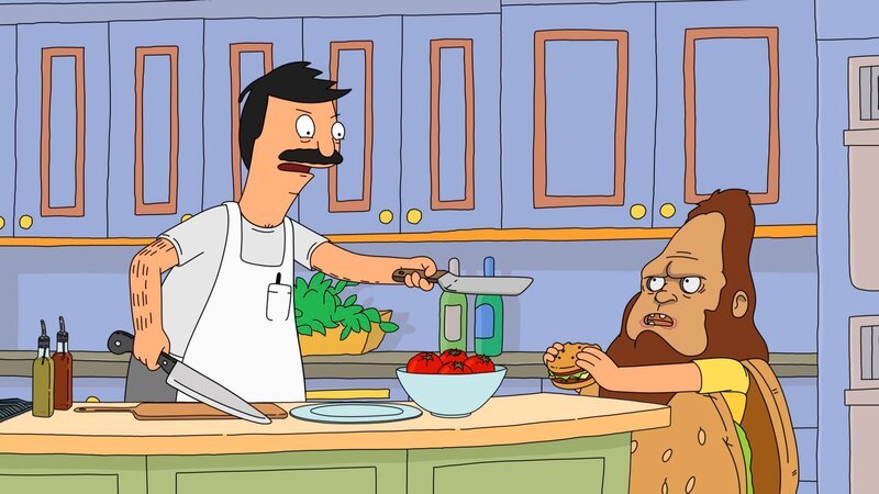 Bob (l.) tritt in einer Fernsehshow in einer Kochreihe auf – doch Gene (r.) stiehlt ihm mit seiner Sasquatch-Maske die Show. Ein heftiger Streit zwischen den beiden bricht aus … – Bild: ViacomCBS /​ FOX /​ 2012 FOX BROADCASTING /​ BOB’S BURGERS ª and © 2012 TCFFC ALL RIGHTS RESERVED.