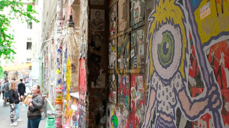Berlin einmal ganz anders entdecken. Ein Stadtspaziergang durch die schönsten Hinterhöfe der Stadt – von den Hackeschen Höfen in Mitte bis zum gemütlichen Hinterhof-Restaurant in Zehlendorf. Viele Entdeckungen und Tipps für einen Wochenendausflug. – Bunte Berliner Hinterhöfe. – Bild: rbb /​ rbb Presse & Information