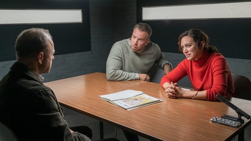 Auch Nachbar Jürgen Havel (Hanns Jörg Krumpholz, l.) gerät in den Fokus der Ermittlungen von Lars Pöhlmann (Dominic Boeer, M.) und Karoline Joost (Nike Fuhrmann, r.). Er hasst Angelika Schmitt wegen eines Rechtsstreits um den Garten – den er verloren hat. Aber würde er deshalb ein Kind vergiften? – Bild: ZDF und Marc Meyerbröker