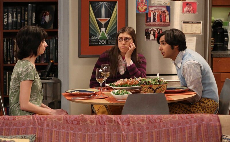 Da Lucy (Kate Micucci, l.) eine Sozialphobie hat, möchte sie immer nur einen Freund bzw. eine Freundin von Raj (Kunal Nayyar, r.) kennenlernen. Doch wird das Treffen mit Amy (Mayim Bialik, M.) gut ausgehen? – Bild: Warner Bros. Television