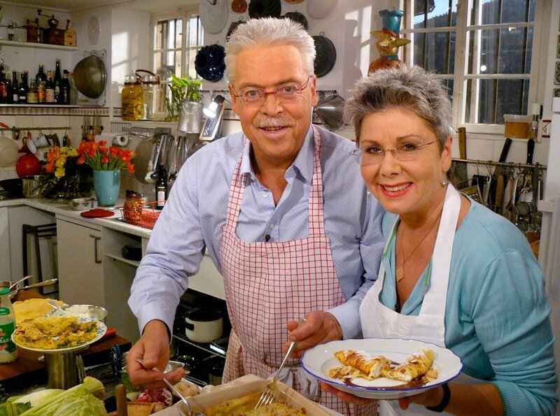 Die Fernsehköche Martina und Moritz zeigen süsse und herzhafte Rezepte für gefüllte Pfannkuchen, die der ganzen Familie schmecken. – Bild: NDR/​WDR/​Imhoff Realisation