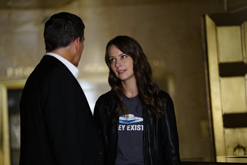 L-R: John Reese (Jim Caviezel), Root (Amy Acker) – Bild: PLURIMEDIA (Warner)