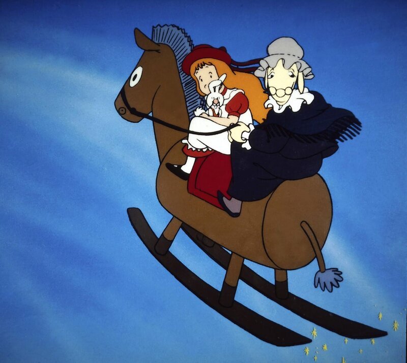 Alice, Benny Bunny und das Traumschaf fliegen auf einem Schaukelpferd in den Himmel. Sie wollen die Schäfchenwolken suchen. – Bild: ZDF/​Apollo, Wien