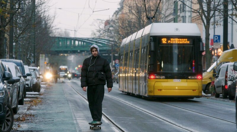 Nachtleben, kulturelle Vielfalt, Toleranz und Freiheit: Berlin ist seit Jahren ein Magnet – gerade für junge Menschen. Die fünfteilige Doku-Serie begleitet sechs von ihnen beim Schritt in die Hauptstadt. Sie sind neu in Berlin – und träumen vom Durchbruch als Comedienne oder Fashion-Fotograf – oder davon als queeres Paar nicht mehr verfolgt zu werden. Doch die raue Großstadt, der Berliner Winter und die Veränderungen in ihrem Leben stellen die Neu-Berlinerinnen und Berliner vor große Herausforderungen. Werden Sie in Berlin Anschluss finden, neue Leute kennenlernen, ihren Traum leben? Eine Doku-Serie über Berlin und seine Ecken und Kanten. – Stephano Zampieri unterwegs in Berlin. – Bild: rbb