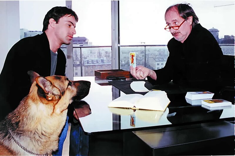 Kommissar Brandtner (Gedeon Burkhard, l.) und Rex lassen sich bei einem Parapsychologen (Michael Schottenberg, r.) über Tarot und Kartenlegen aufklären. – Bild: ORF 2