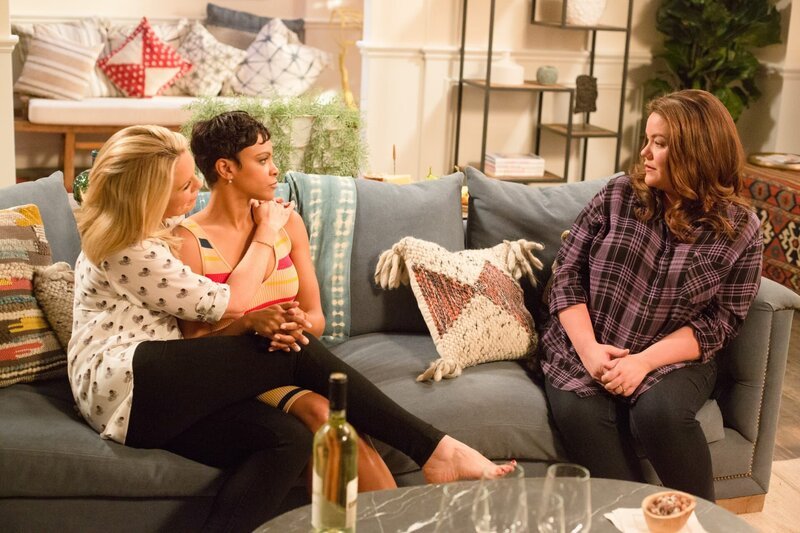 Jessica St. Clair (Chloe Brown Mueller), Carly Hughes (Angela), Katy Mixon (Katie Otto). – Bild: ORF/​Disney/​ABC/​Michael Ansell