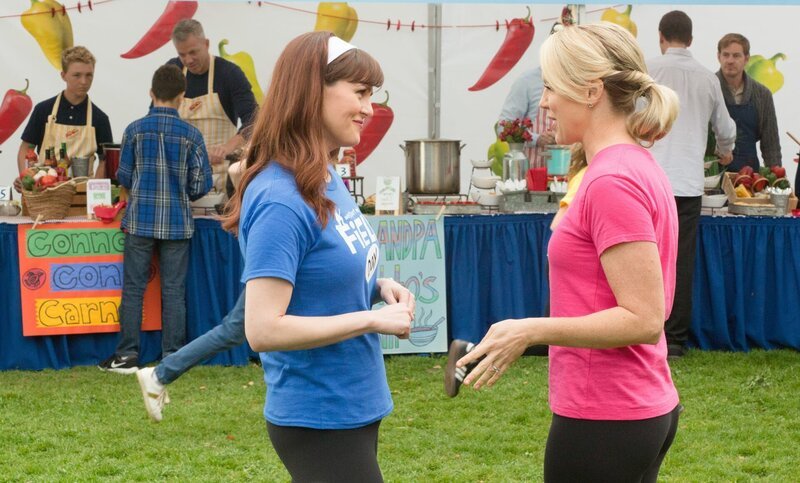 Nancy Granville (Sara Rue, l.); Chloe Brown Mueller (Jessica St. Clair, r.) – Bild: ORF/​Disney/​ABC/​Michael Ansell
