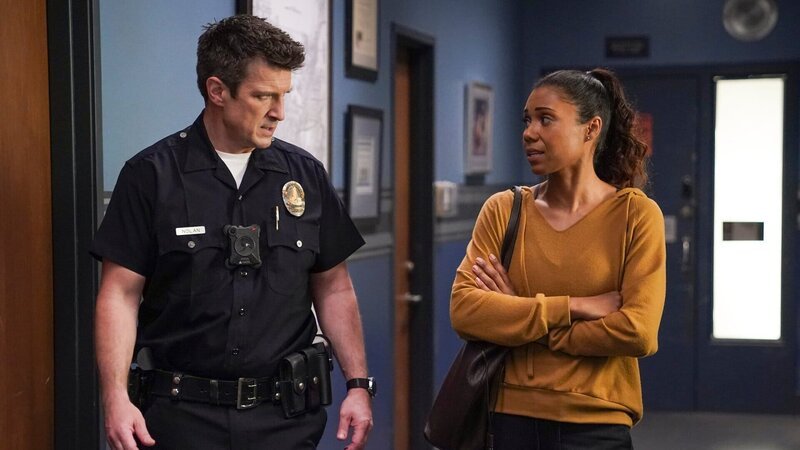 Auf dem Revier trifft Nolan (Nathan Fillion) auf seine Professorin Ryan (Toks Olagundoye). Sie will um Hilfe bitten, da sie immer wieder anonyme Nachrichten beunruhigen und schlimmer noch – sie glaubt, beobachtet zu werden. – Bild: Honorarfrei – nur für diese Sendung inkl. SocialMedia bei Nennung ZDF und Gilles Mingasson