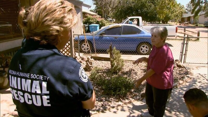 Investigators Marisa McHugh and Stacie DaBolt were asked by police to check on dog owner Dana King. – Bild: Tanja Bachetzky /​ Animal Planet