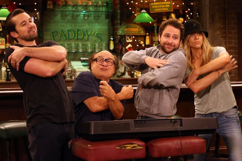 v.li.: Mac (Rob McElhenney), Frank Reynolds (Danny DeVito), Charlie Kelly (Charlie Day), Dee Reynolds (Kaitlin Olson) – Bild: Bluebush Productions, LLC.