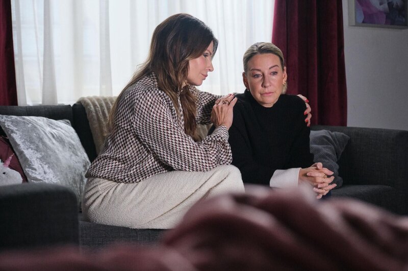 Ute (Isabell Hertel, r.) zieht schweren Herzens einen Schlussstrich. Links Britta (Tabea Heynig) – Bild: RTL /​ Stefan Behrens