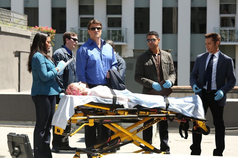 In einem Wassertank wird die Leiche einer jungen Frau gefunden. Lanie Parish (Tamala Jones, l.), Castle (Nathan Fillion. 3.v.l.), Esposito (Jon Huertas, 2.v.r.) und Ryan (Seamus Dever, r.) übernehmen den Fall … – Bild: ABC Studios Lizenzbild frei