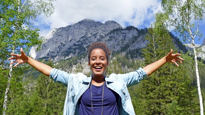 In Berchtesgaden ist Pia auf der Suche nach dem Steinadler. Seine Flügelspannweite beträgt über zwei Meter – mehr als Pia zu bieten hat. – Bild: BR/TEXT und BILD Medienproduktion GmbH & Co.KG In Berchtesgaden ist Pia auf der Suche nach dem Steinadler. Seine Flügelspannweite beträgt über zwei Meter – mehr als Pia zu bieten hat. – Bild: BR/TEXT und BILD Medienproduktion GmbH & Co.KG