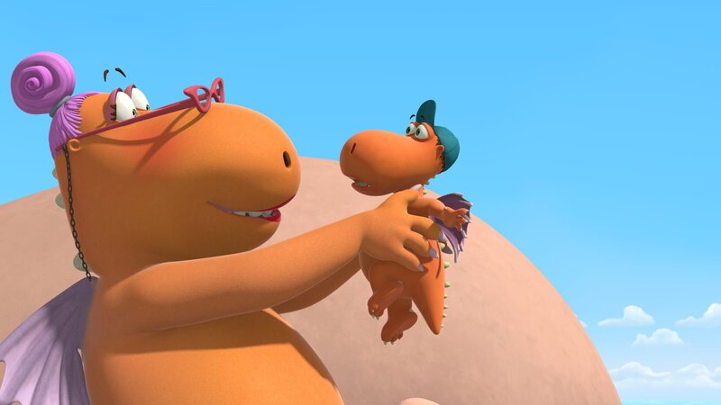 Ganz verzückt blickt Lehrerin Proselinde den kleinen Drachen Kokosnuss an, den sie hochgehoben hat und vor sich in den Händen hält. – Bild: ZDF/​Caligari Film