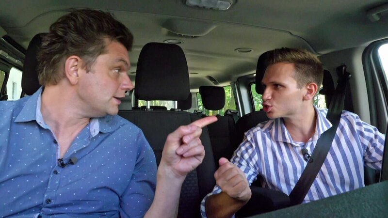 Lutz van der Horst (l.) und Fabian Köster (r.) auf dem Weg zum nächsten Interview – Bild: ZDF