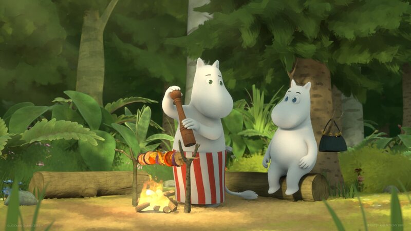 Mumintroll (r.) hat Muminmama (l.) aus dem Gefängnis befreit. – Bild: ZDF/​Moomin Characters/​Gutsy Animations 2019