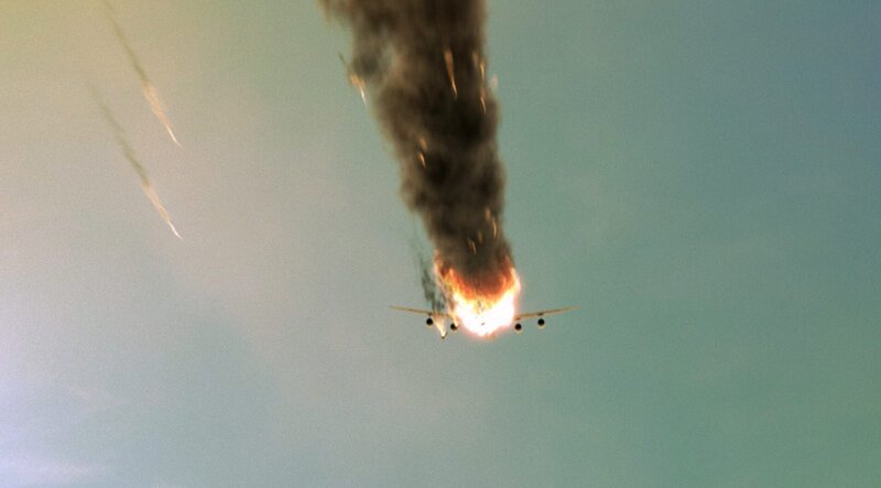 Im Juli 1991, als der Flug 2120 der Nigerian Airways abhob, verwandelte sich das Flugzeug, das an einem Druckmangel litt, in einen Feuerball. – Bild: PLURIMEDIA (Cineflix)
