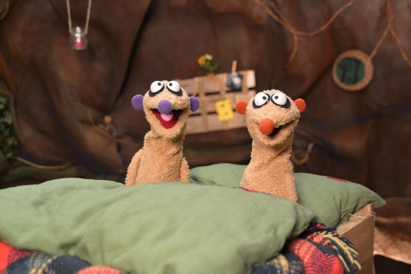 Die Erdmännchen Jan und Henry werden durch ein seltsames Summen wach gehalten. – Bild: rbb/​bigSmile Ent./​NDR