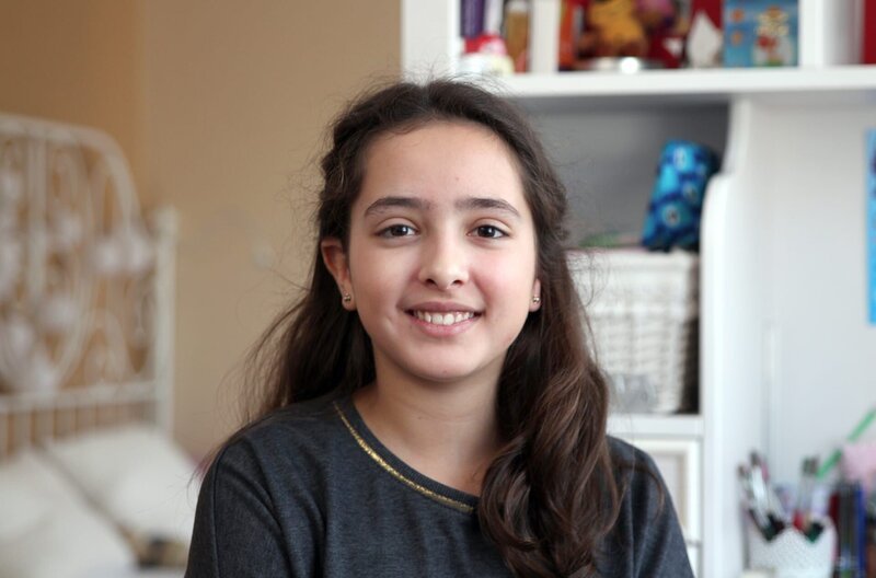 Nurey ist 11 Jahre alt und lebt in Trier. Ihr Vater kommt aus der Türkei und ihre Mutter aus Aserbaidschan. Zusammen mit ihrer Freundin Lea backt sie für das Fest Purim. – Bild: SWR/​Nordisch Filmproduction