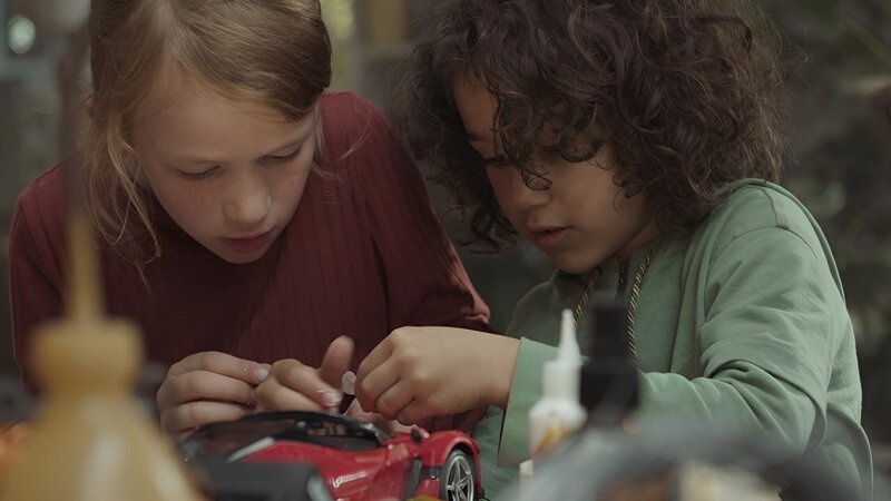 Saïd und Anna reparieren das Rennauto. – Bild: SWR/​Phanta Basta!/​Indi Film