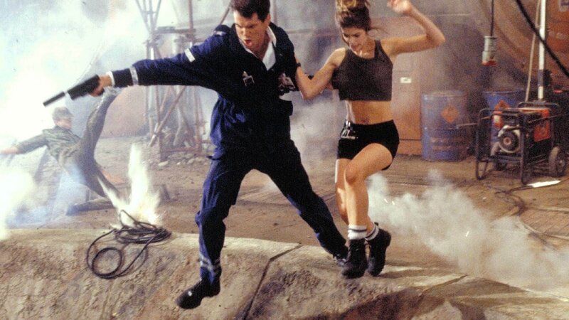 James Bond (Pierce Brosnan), Dr. Christmas Jones (Denise Richards) – Bild: RTL