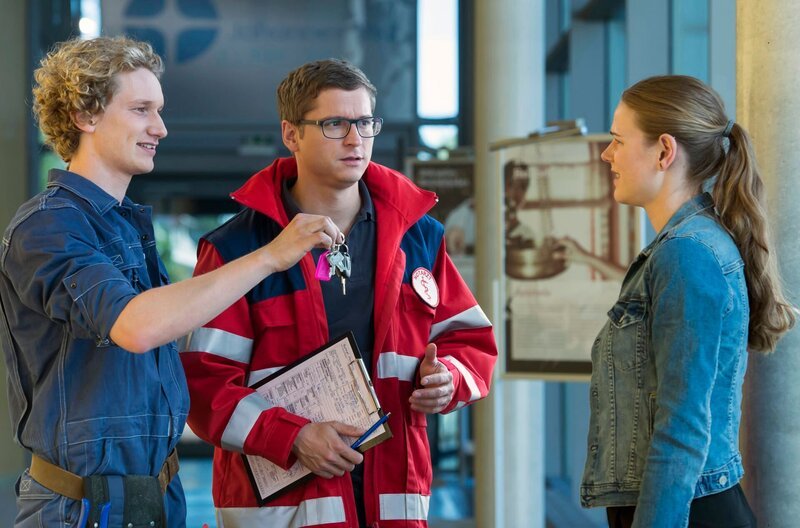 Fiete (Adrian Gössel, l.) konnte das Auto reparieren und überreicht Louisa Neukamm (Llewellyn Reichman , r.) stolz die Schlüssel (mit Stefan Ruppe, M.). – Bild: ARD