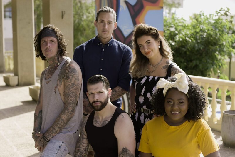 Sie arbeiten da, wo andere Urlaub machen: Die Tattoo-Künstler (v.l.n.r.) Sketch, Neuzugang Glen, Jay, Alice und Paisley reisen quer durch den Mittelmeerraum und kümmern sich in ihrem Pop-Up-Tätowierstudio um die Desaster auf der Haut der Urlauber … – Bild: ALL3MEDIA International