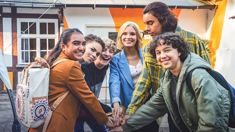 Reena (Sophie Leonie Mauritz), Ava (Mia Stieber), Mikka (Jona Kirchner), Leon (Dean Ryan Kuhlig) und Tahmina (Janisa Glasow, vlnr.) stehen hinter Charlotte (Caroline Groß, Mitte). Der Share Space muss gerettet werden. – Bild: mdr/​Saxonia Media/​Thomas Dietze