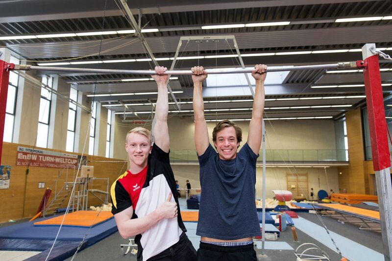 Tobi (rechts) und Felix Remuta. Felix ist Profi-Turner und trainiert für die Olympischen Spiele. Dafür trainiert er elf Mal pro Woche. – Bild: BR/​megaherz gmbh/​Hans-Florian Hopfner