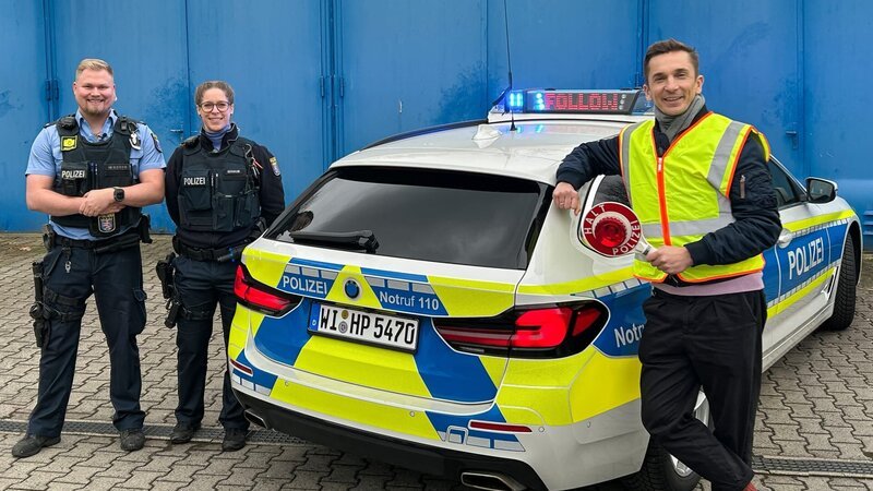 „PUR+“-Moderator Eric Mayer unterwegs mit Elena und Philip von der Autobahnpolizei. – Bild: ZDF und Ilka Simon-Wensing